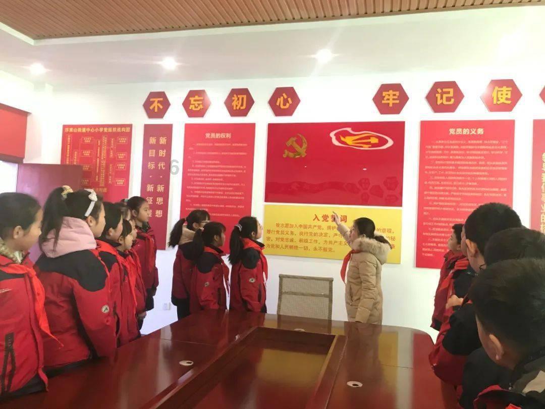 把平安的承诺铭刻在金色盾牌